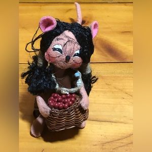 Indian Girl Mouse 6” 2006 Annalee Doll Squinting With Basket if Apples Retired